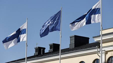 La bandera de Finlandia izada con las otras que pertenecen a miembros de la OTAN. Foto: Reuters.