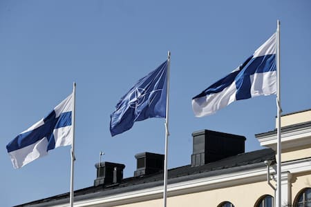 La bandera de Finlandia izada con las otras que pertenecen a miembros de la OTAN. Foto: Reuters.