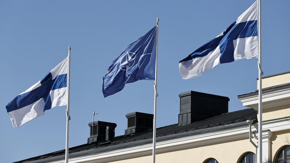 La bandera de Finlandia izada con las otras que pertenecen a miembros de la OTAN. Foto: Reuters.
