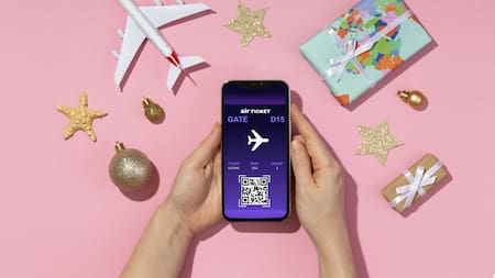 ¿Viajar con el celular encendido es riesgoso? Foto: Freepik.