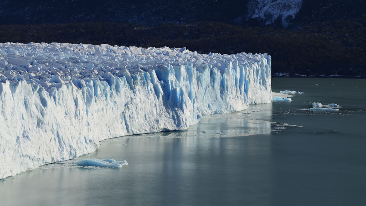 El frente del glaciar Perito Moreno se alejó de la costa y dejó al descubierto sectores del lago que permanecieron cubiertos por el hielo durante décadas.