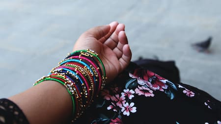 Por qué recomiendan usar una cinta roja en la muñeca. Foto: Unsplash