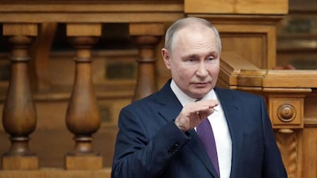 El presidente ruso Vladímir Putin pronuncia un discurso durante unа reunión del Consejo de Legisladores dependiente de la Asamblea Federal de Rusia en San Petersburgo_Rusia_ 28 de abril_Reuters