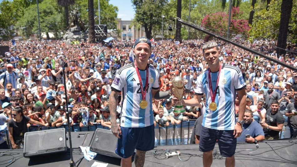 Enzo Fernández y Exequiel Palacios; San Martín. Foto: Intendencia de San Martín.