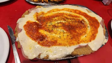 Con espíritu de club: el clásico bodegón de Parque Patricios con su milanesa XL para compartir y precios accesibles