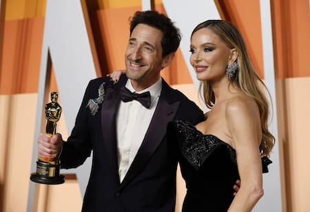 Adrien Brody y su pareja, Georgina Chapman, en los Premios Oscar 2025. Foto: Reuters / Danny Moloshok.