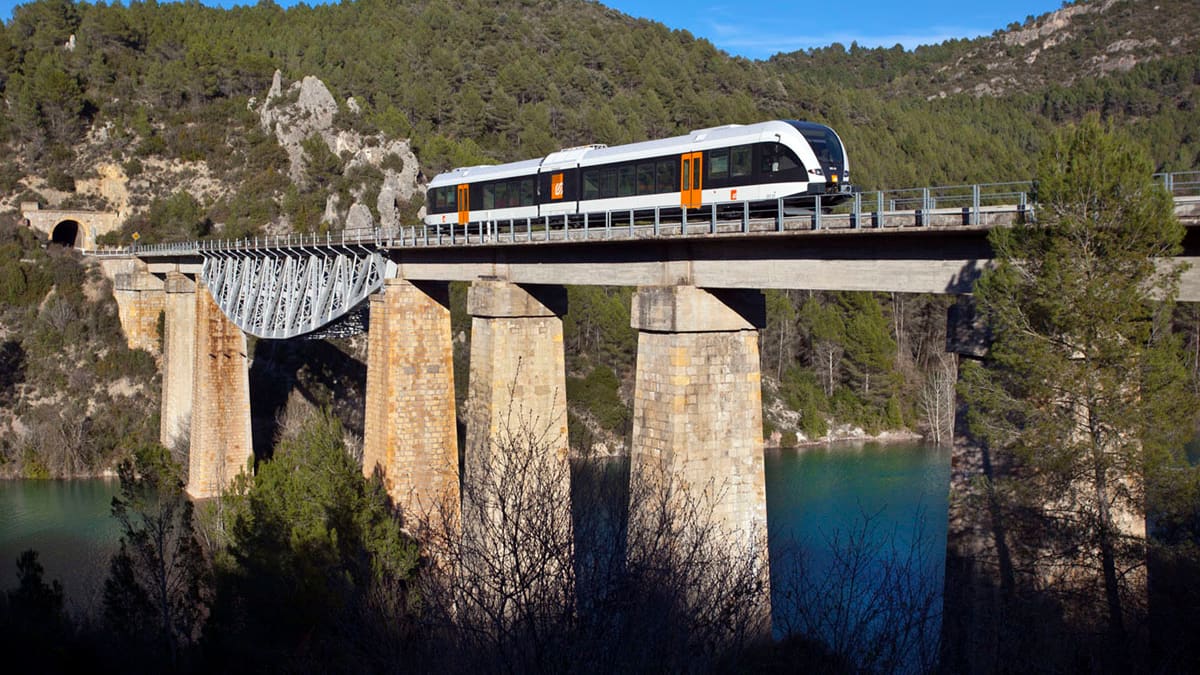 Vuelve un histórico tren turístico: recorre cuatro lagos, atraviesa 40 túneles y cruza 75 puentes
