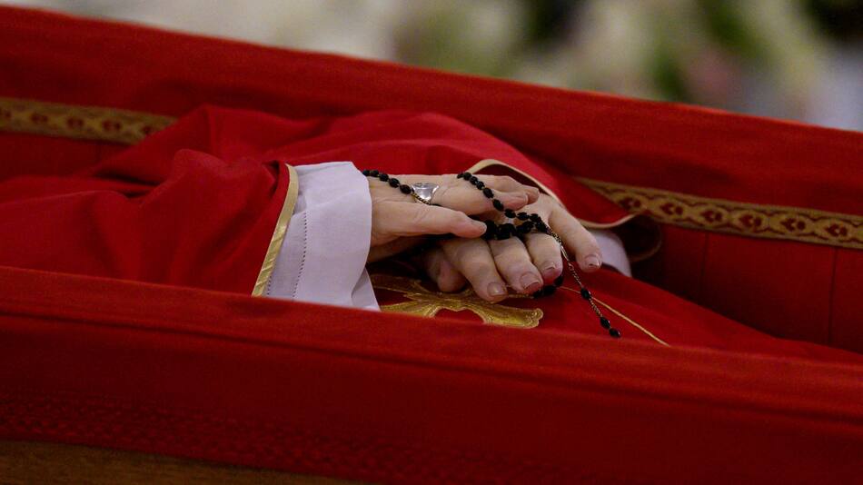 El féretro del papa Francisco en la residencia de Santa Marta. Foto: Reuters.