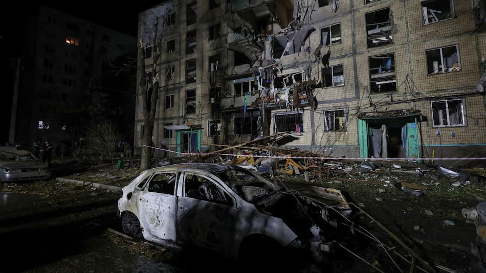 Oscuridad tras ataques de Rusia contra Ucrania. Foto: Reuters.
