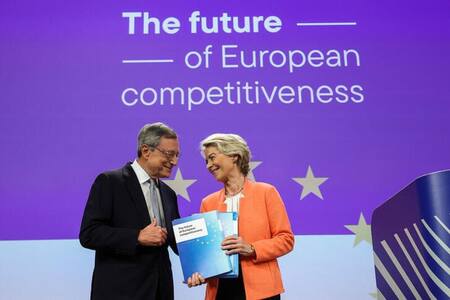 La presidenta de la Comisión Europea, Ursula von der Leyen, sostiene el informe. Foto: Reuters.