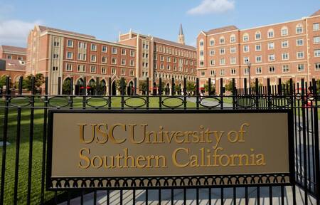 Empresarios millonarios y actríces, acusados de sobornar universidades en EE.UU., Reuters