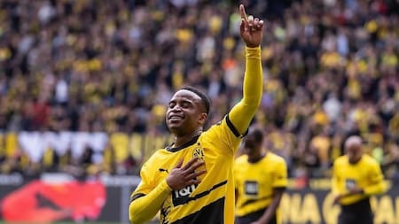 Escándalo en el Dortmund: el padre del delantero Youssoufa Moukoko admitió que falsificó su documento y tiene 4 años más