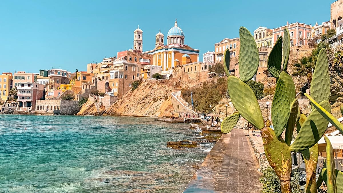 Buscan voluntarios para vivir en una isla de Grecia: ofrecen alojamiento gratis a cambio de cuidar gatos