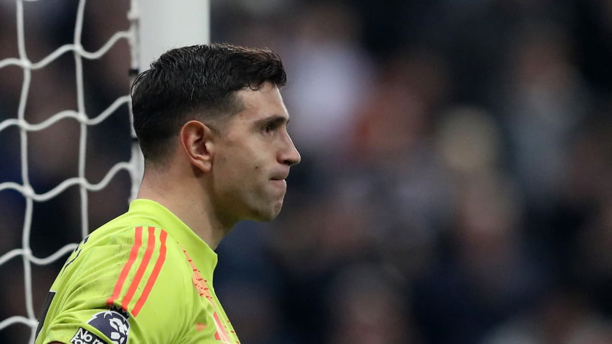 El Dibu Martínez sufrió la caída del Aston Villa. Foto: Reuters.