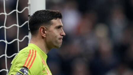 El Dibu Martínez sufrió la caída del Aston Villa. Foto: Reuters.