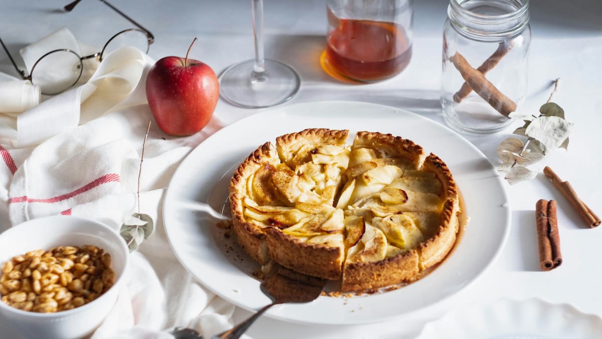 Paso a paso: cómo hacer una tarta de manzana sin azúcar ni harinas refinadas ideal para la tarde