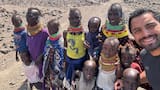 De convivir con tribus a ser apuntado con una ametralladora: las increíbles historias del argentino que recorrió 23 países de África en moto