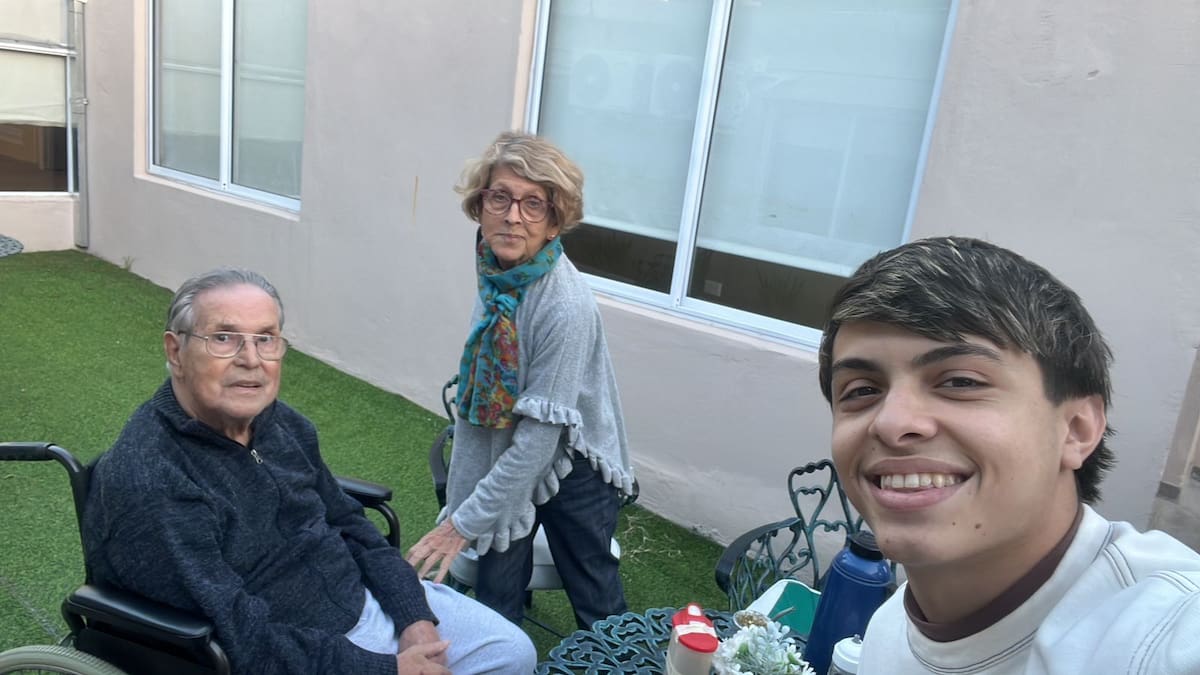 Augusto eligió los nombres de sus abuelos para identificar las bombillas, en reconocimiento a quienes le enseñaron a compartir el ritual del mate.