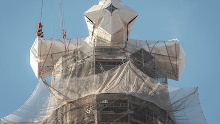 La Sagrada Familia, más cerca de ser terminada: colocaron el cuarto brazo de la cruz más alta