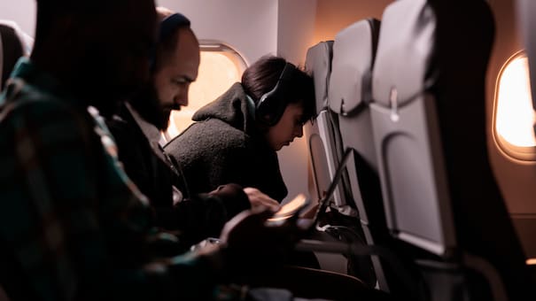 Cómo dormir en el avión si te toca asiento en el pasillo: el truco viral de TikTok