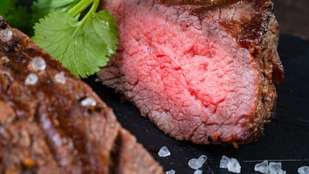 Salar el asado. Foto: Unsplash.