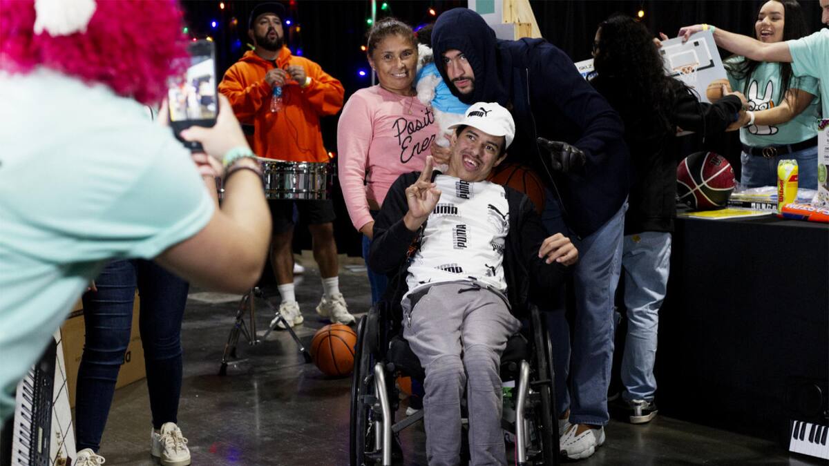 Bad Bunny entregó regalos de navidad a miles de niños. Foto: EFE.