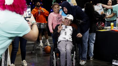 Bad Bunny entregó regalos de navidad a miles de niños. Foto: EFE.