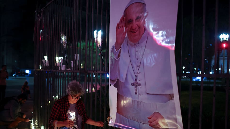 Cadena de oración por la salud del Papa Francisco. Foto: REUTERS.