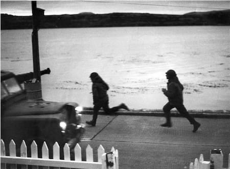 Dos soldados argentinos corriendo en Ross Road. REUTERS / Eduardo Farre
