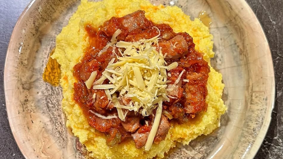 Polenta con salsa.