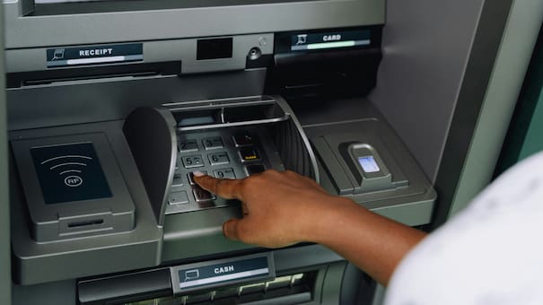 Cuidado al sacar plata: cuáles son los importantes riesgos de imprimir el ticket en el cajero automático