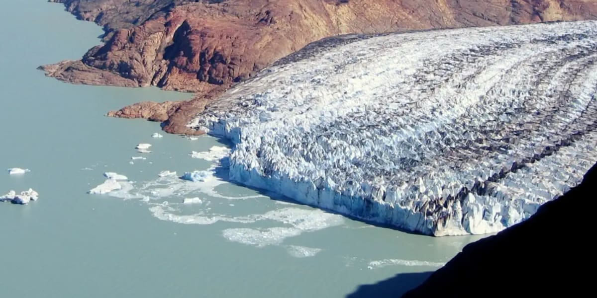 La excursión al glaciar que combina trekking, navegación y hielo azul