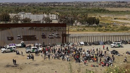 Migrantes en la frontera entre México y Estados Unidos. Foto: EFE.