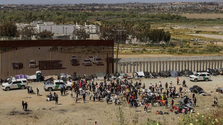 Migrantes en la frontera entre México y Estados Unidos. Foto: EFE.