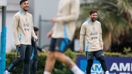 Leandro Paredes junto a Lionel Messi en las prácticas de la Selección Argentina de cara al partido frente a Venezuela, en el predio de Ezeiza.