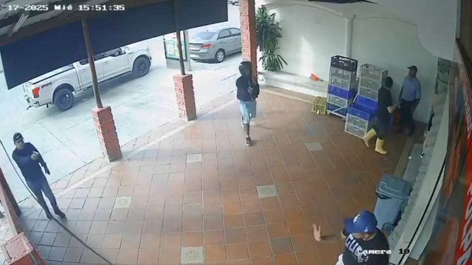 Momento del asesinato del futbolista del Barcelona de Ecuador, Mario Pineida.