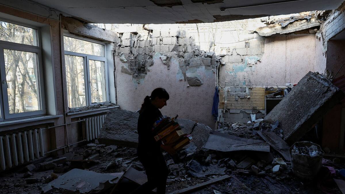 Un jardín de infantes dañado durante los ataques con aviones no tripulados rusos, en medio del ataque de Rusia a Ucrania, en Kiev, Ucrania. Reuters