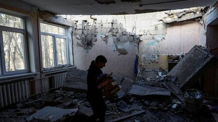 Un jardín de infantes dañado durante los ataques con aviones no tripulados rusos, en medio del ataque de Rusia a Ucrania, en Kiev, Ucrania. Reuters