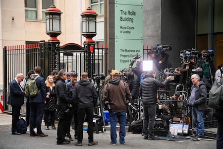 Los medios de comunicación británicos cubrieron la llegada del Príncipe Harry al Tribunal Superior de Londres. Fuente: Reuters.