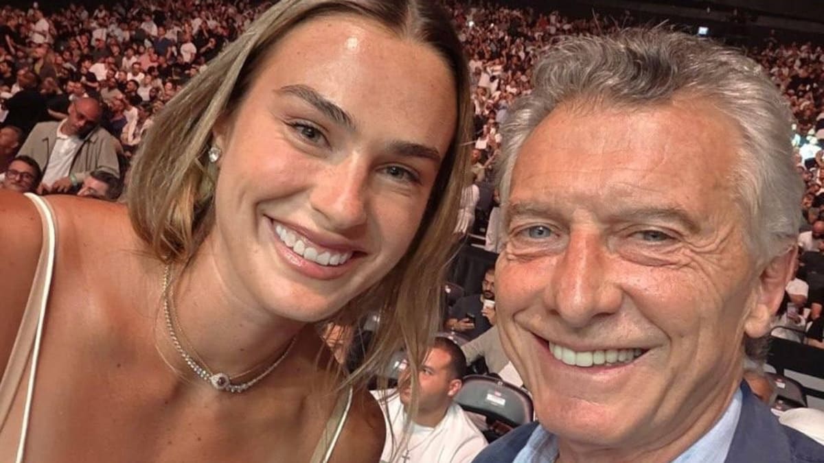 Mauricio Macri sorprendió con una selfie junto a Aryna Sabalenka en Abu Dabi: la reacción de un extenista argentino