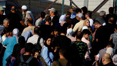 Palestinos intentando acceder al cruce de Rafah para obtener ayuda humanitaria. Foto: Reuters.