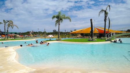 A menos de 500 km de Buenos Aires: la ciudad costera que cautiva con sus alfajores y sus aguas termales