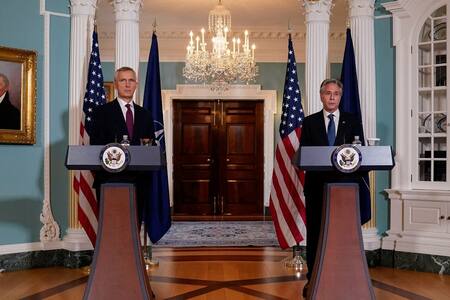 Jens Stoltenberg y Antony Blinken. Foto: Reuters.