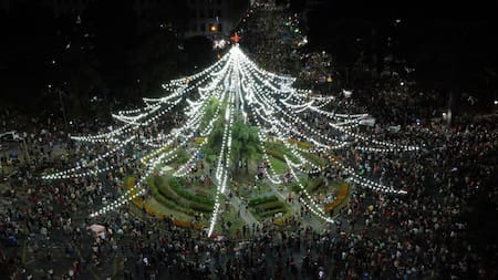 Rosarinos pidieron "paz" en el encendido de árbol navideño