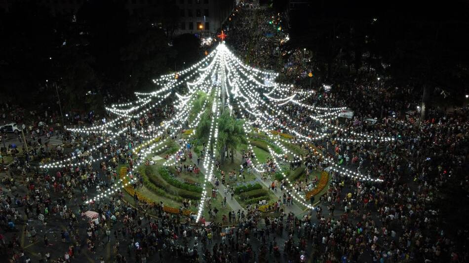 Rosarinos pidieron "paz" en el encendido de árbol navideño