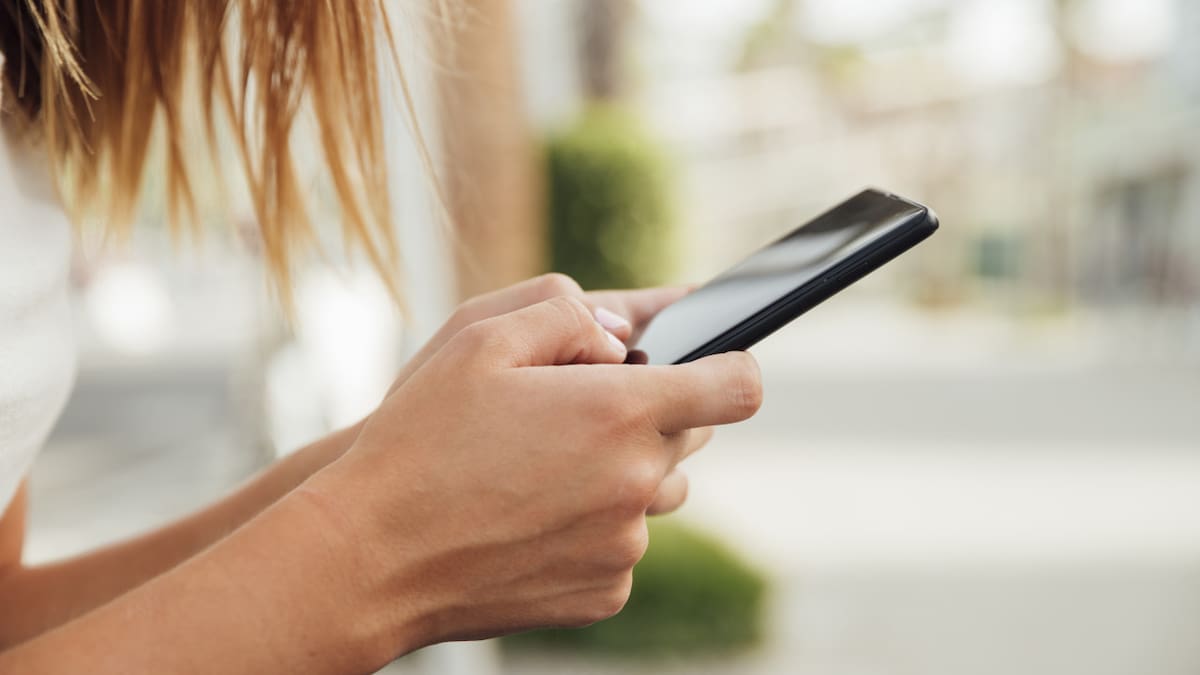 Uso de celular. Foto: Freepik.