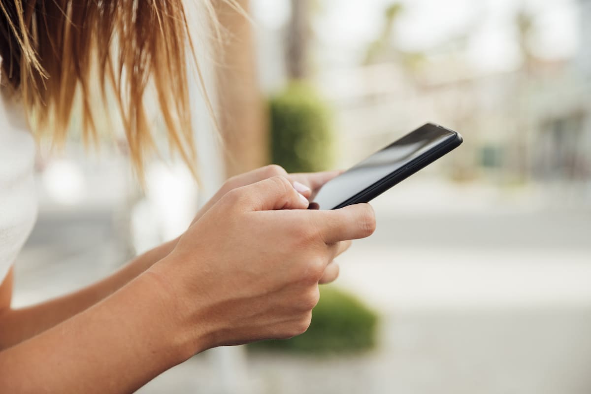 Uso de celular. Foto: Freepik.