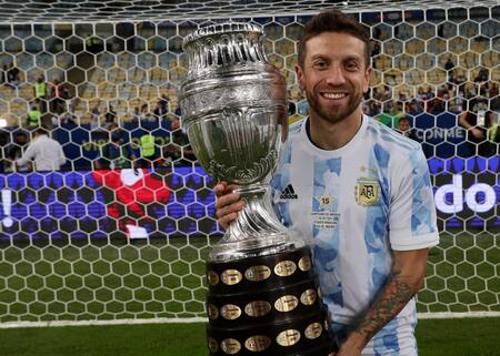 Alejandro "Papu" Gómez con la Copa América. Foto: Instagram @papugomez_official.