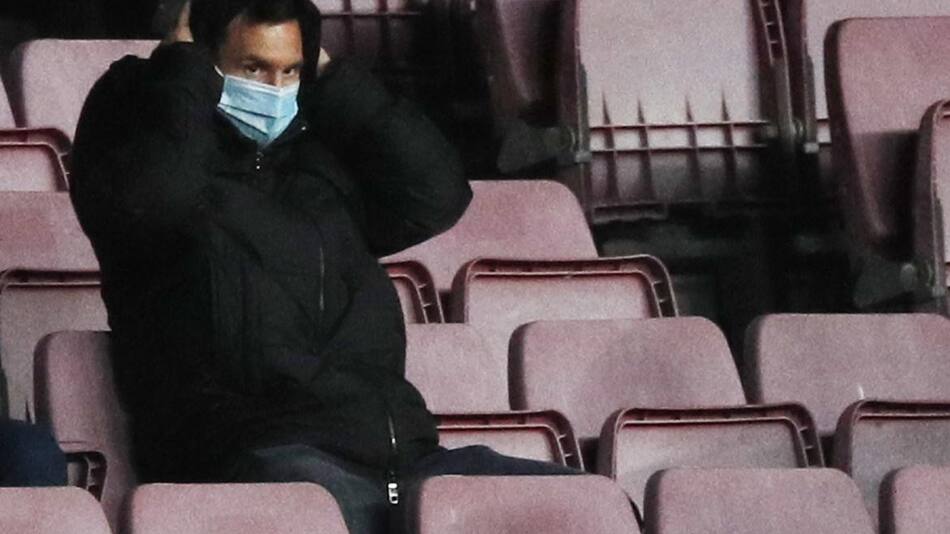 Messi en la tribuna en el partido del Barcelona, REUTERS