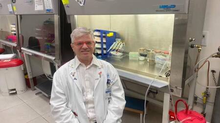 El profesor Nadir Arber, con 20 años de experiencia en virus, encabezó el nuevo tratamiento israelí